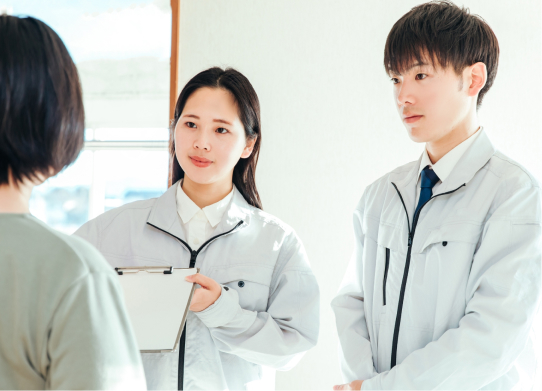 伺いに来る二人の業者たち