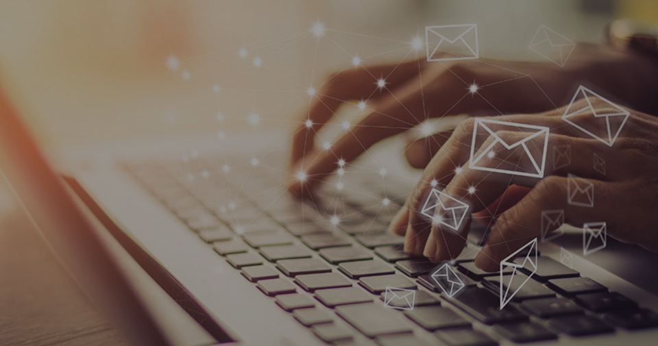 ノートパソコンを指でタイピングしてお問い合わせメール