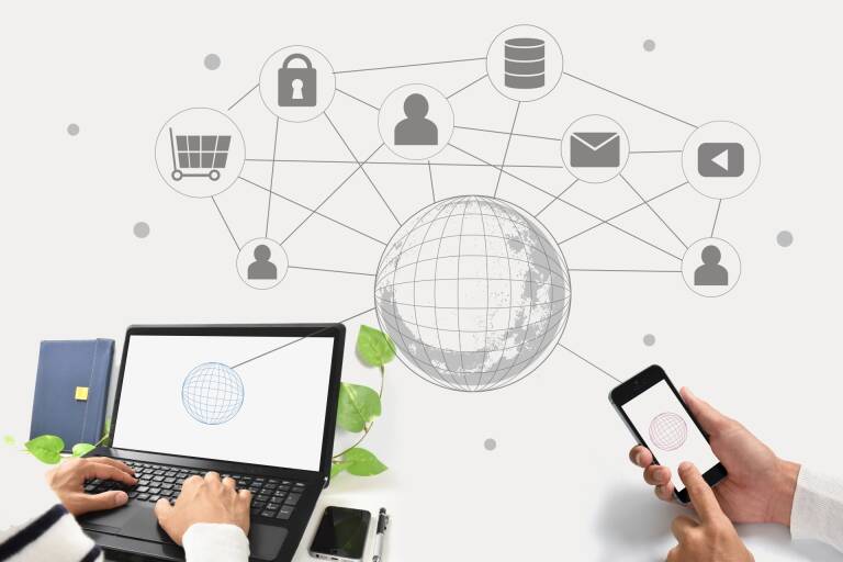 ノートパソコンとスマホで全世界に公開するWebサイト