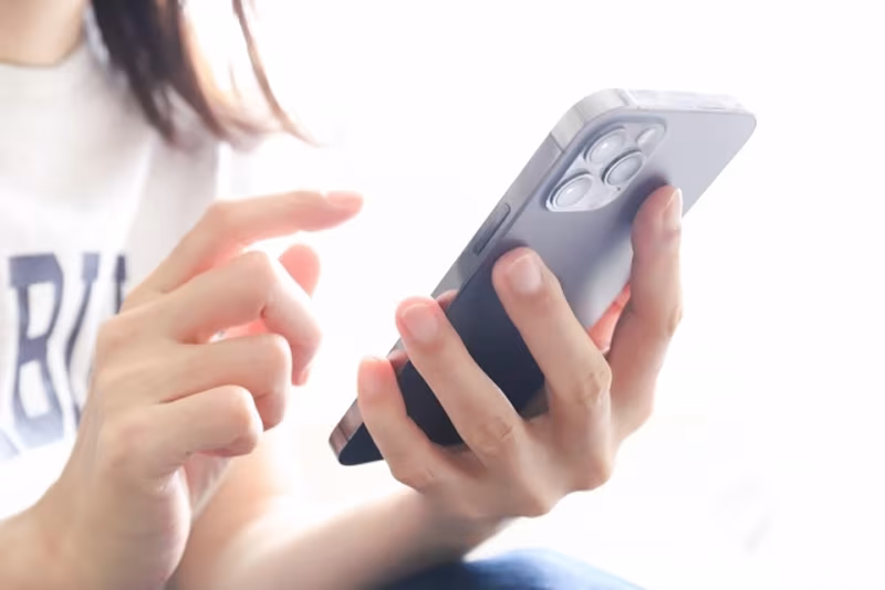 スマホで探す女性