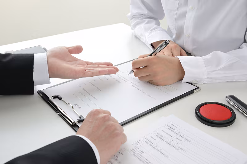 スーツ男性と女性の契約時